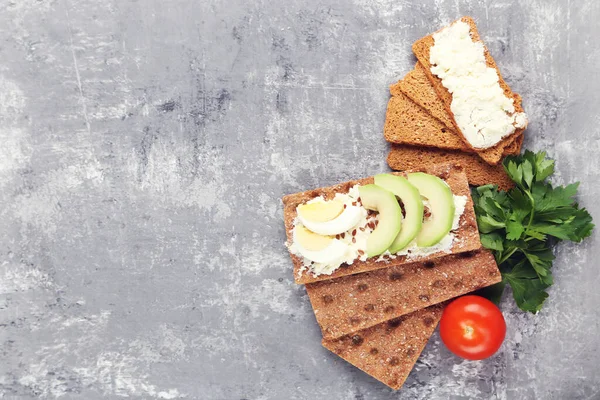 Crispbread Com Creme Queijo Ovos Legumes Fundo Cinza — Fotografia de Stock