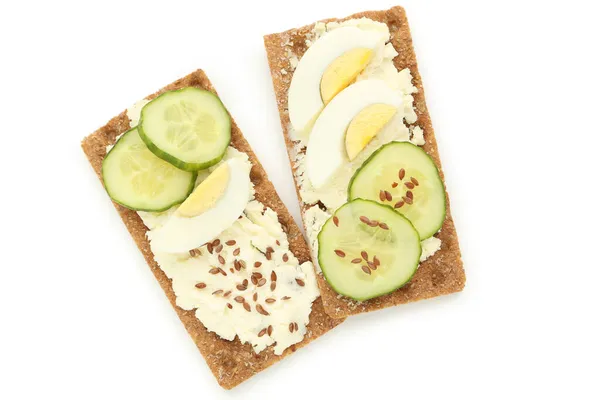 Broodjes Met Roomkaas Eieren Komkommers Geïsoleerd Witte Achtergrond — Stockfoto
