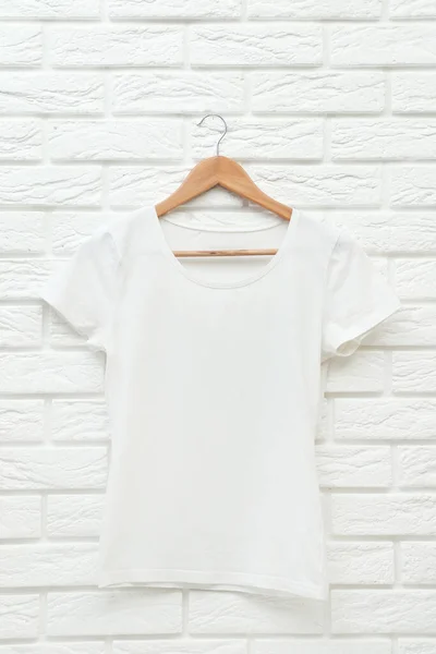 Λευκό Shirt Κρέμεται Ξύλινη Κρεμάστρα Φόντο Τοίχο Από Τούβλα — Φωτογραφία Αρχείου