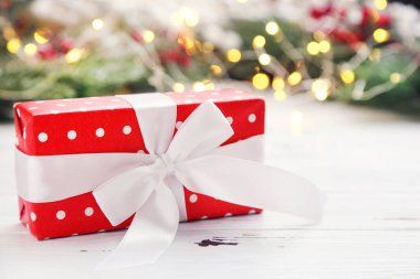 Beyaz ahşap zemin üzerinde hediye kutusu