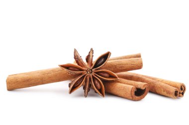 Tarçın ile anasonu beyaz arka plan üzerinde izole