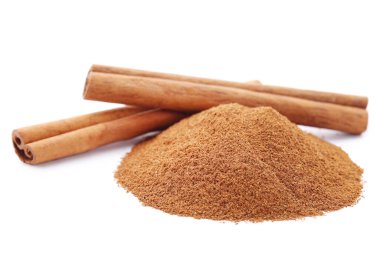 Toz tarçın ve beyaz arka plan üzerinde izole sopa