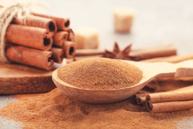 Gri zemin üzerinde çubuklar olan tarçın tozu