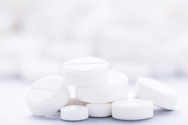 Gri arka planda ilaç hapları