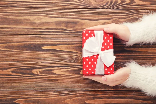 Mains Féminines Tenant Boîte Cadeau Sur Fond Bois Brun — Photo