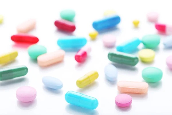 Kleurrijke Pillen Witte Achtergrond — Stockfoto