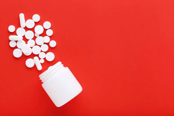 Gyógyszer Tabletták Üveg Piros Alapon — Stock Fotó