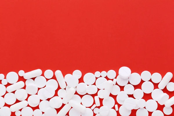 Φάρμακα Χάπια Κόκκινο Φόντο — Φωτογραφία Αρχείου