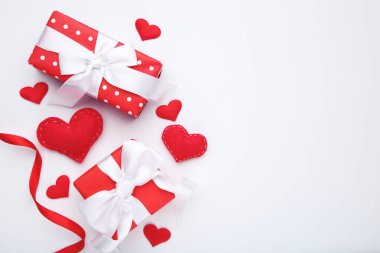 Kalpli hediye kutuları ve beyaz arkaplanda kurdele