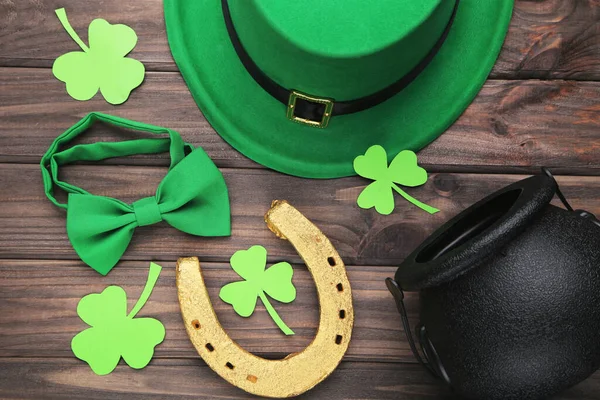 Empty Pot Golden Horseshoe Green Hat Bow Tie Clover Leafs — Stock Photo, Image