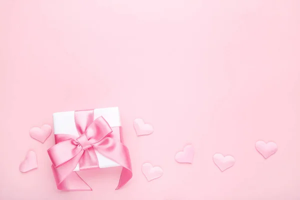Geschenkkarton Mit Herzen Auf Rosa Hintergrund — Stockfoto