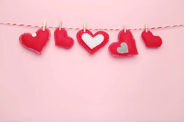 Υφασμάτινες Καρδιές Κρεμασμένες Σχοινί Ροζ Φόντο — Φωτογραφία Αρχείου