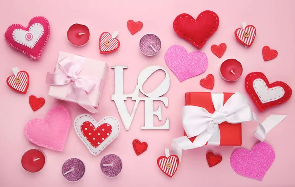 Corazones San Valentín Con Cajas Regalo Velas Palabras Amor Sobre —  Fotos de Stock