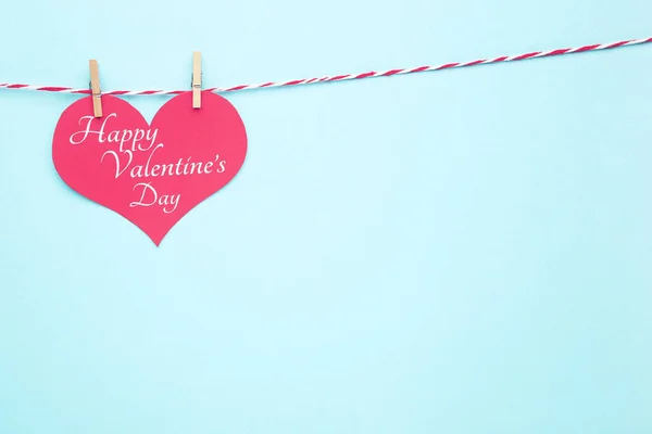 Corazón Rojo Con Texto Feliz Día San Valentín Colgando Cuerda — Foto de Stock