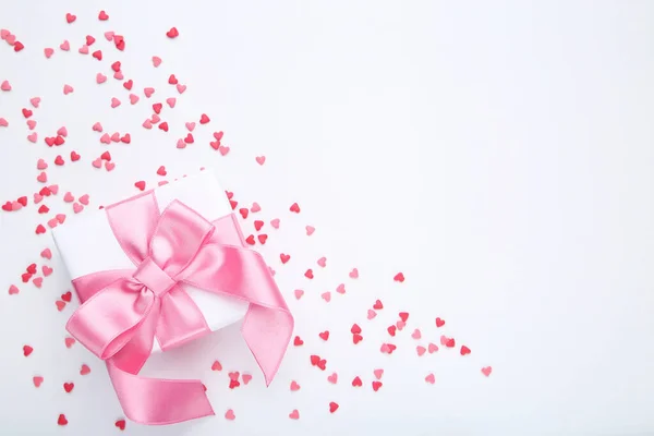 Geschenkbox Mit Herzen Auf Weißem Hintergrund — Stockfoto