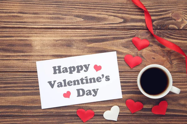 Šálek Kávy Nápisem Happy Valentines Day Srdce Stuha Hnědém Dřevěném — Stock fotografie