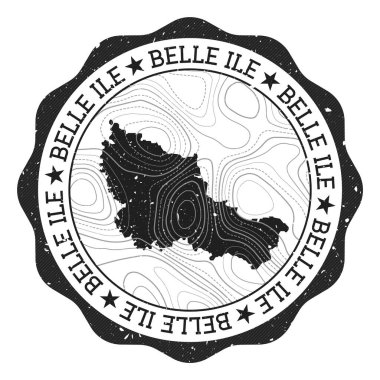 Belle Ile açık hava damgası. Üzerinde ada haritası ve topografik izolin vektörü olan yuvarlak etiket.