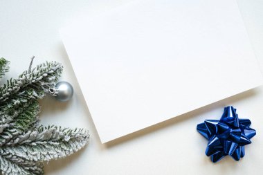 Yılbaşı kartı, mesaj için yer, Noel ağacı, Noel süslemeleri, tuval dokusu, yukarıdan çekilmiş fotoğraf.