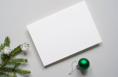 Yılbaşı kartı, mesaj için yer, Noel ağacı, Noel süslemeleri, tuval dokusu, yukarıdan çekilmiş fotoğraf.