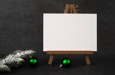 Tahta sehpada boş beyaz tahta, metin için boşluk, Noel süsü, gri arkaplan