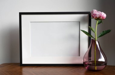 metin için yeri olan çerçeve, vazoda çiçek süslemesi.