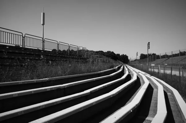 Stands Vacíos Del Hipódromo Blanco Negro — Foto de Stock