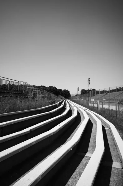 Stands Vacíos Del Hipódromo Blanco Negro — Foto de Stock