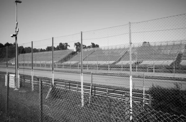 白纸黑字的赛马场上的空看台 — 图库照片