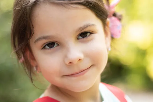Retrato Cerca Una Niña Blanca Linda Sonriente Sobre Fondo Borroso —  Fotos de Stock