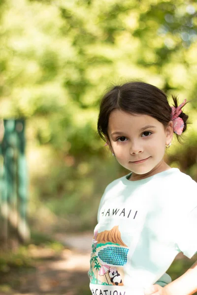 Pequeña Chica Blanca Hermosa Con Grandes Ojos Sonrientes Mira Cámara —  Fotos de Stock