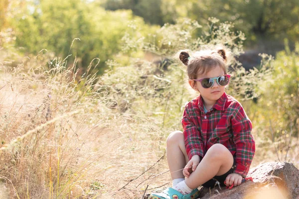 Pequena Menina Ruiva Sorridente Óculos Sol Rabo Cavalo Fundo Rústico — Fotografia de Stock