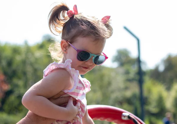 Malá Krásná Dívka Slunečních Brýlích Copánky Hřišti — Stock fotografie