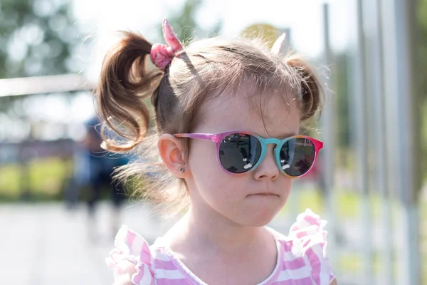 Mała Piękna Smutna Dziewczyna Okularach Przeciwsłonecznych Warkoczami Stoi Ulicy — Zdjęcie stockowe