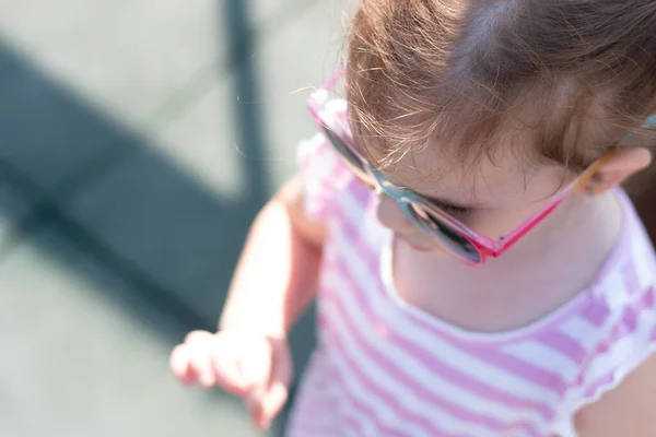Draufsicht Foto Eines Kleinen Mädchens Sonnenbrille Und Zöpfen Nahaufnahme — Stockfoto