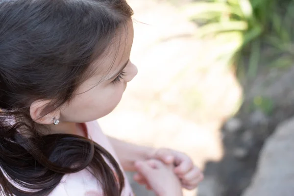 Egy Gyönyörű Kislány Copfokkal Elmosódott Háttérrel Felső Oldalnézet Fénykép — Stock Fotó