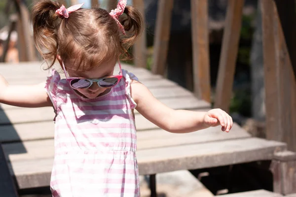 Kleines Hübsches Mädchen Mit Roten Zöpfen Und Sonnenbrille Steigt Einem — Stockfoto