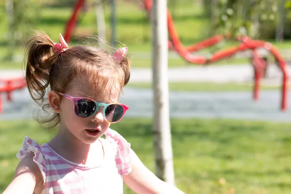 Niña Alegre Con Coletas Gafas Sol Parque Infantil Verano — Foto de Stock