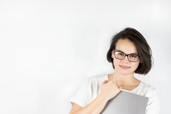 Estúdio Foto Fundo Branco Uma Bela Menina Sorridente Com Cabelo Imagem De Stock