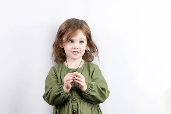 Una Niña Alegre Pelirroja Con Los Ojos Abiertos Alza Vista Imagen De Stock