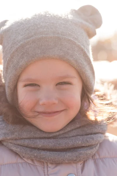 Uma Criança Bonita Pequena Com Sorriso Largo Chapéu Engraçado Capuz — Fotografia de Stock