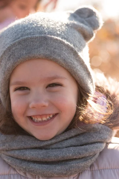 Pequeño Niño Hermoso Con Una Amplia Sonrisa Sombrero Divertido Una —  Fotos de Stock