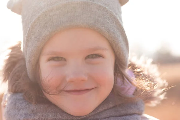 Retrato Cerca Niño Sonriente Con Sombrero Caliente Con Orejas Luz —  Fotos de Stock
