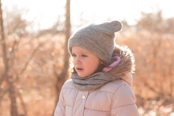 Klein Meisje Met Een Hoed Een Sjaal Voor Een Wandeling — Stockfoto