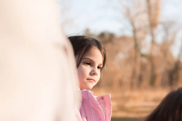 秋天公园里穿着粉色夹克的小女孩 — 图库照片