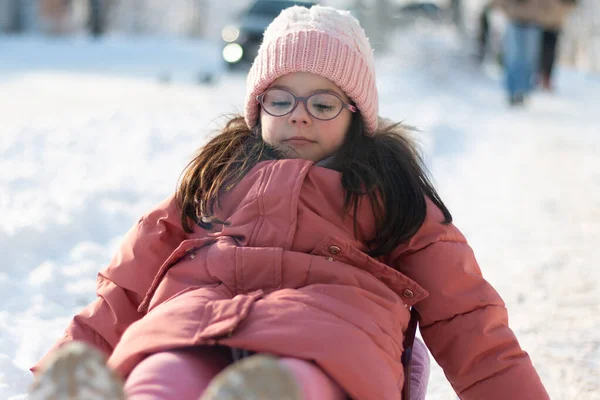 Niño Pequeño Con Ropa Invierno Sombrero Gafas Punto Mira Hacia — Foto de Stock