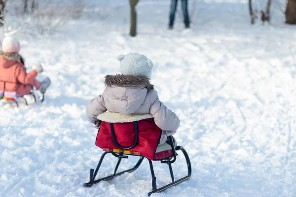 Sıcak Giysiler Içinde Küçük Bir Çocuk Tepeden Yuvarlanan Karlar Arasında — Stok fotoğraf