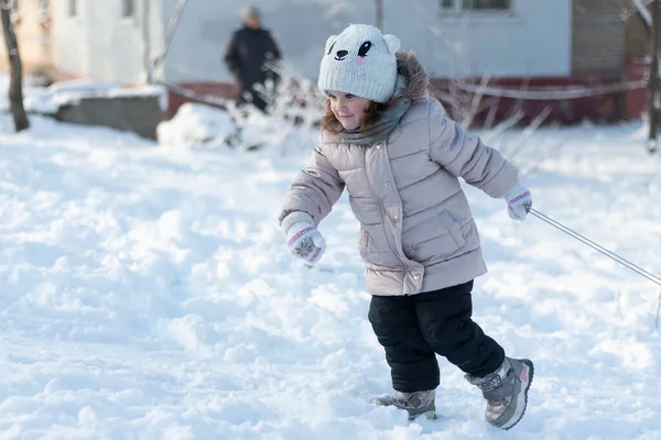 Bambino Diligente Abiti Caldi Sta Lottando Tirare Slitta Collina Servizio — Foto Stock