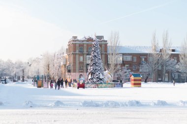 Severodonetsk, Lugansk oblast, Ukrayna - 2 Ocak 2022. Ana meydanda Noel ağacı var. Sokakta yılbaşı kutlaması