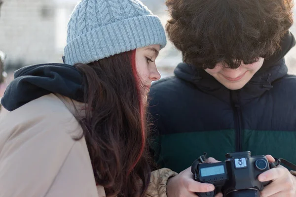 Έφηβοι Χειμωνιάτικα Ρούχα Κοιτάζουν Την Οθόνη Της Κάμερας Dslr Ενώ — Φωτογραφία Αρχείου