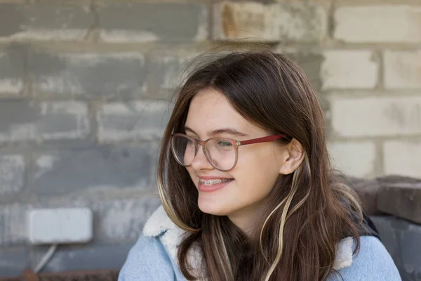 Cute Hipster Teenager Girl Glasses Sits Smiling Outdoors — Stock Photo, Image